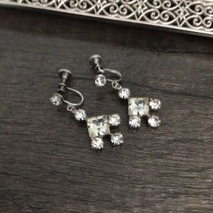 Vintage 1940s rhinestone chandelier screw back earrings.
